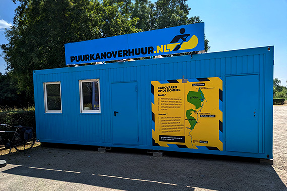 Blauwe kantoorunit parkeerterrein Venbergse Watermolen